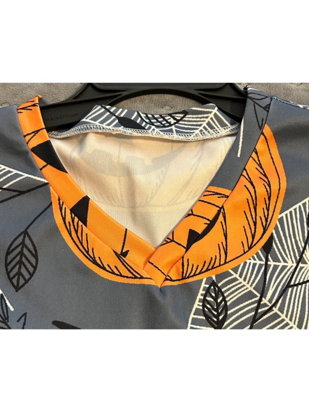 XL Scrub Top Medical Halloween Pumpkin Spider Web V-Neck Short Sleeve 2 Pockets - Picture 5 of 9